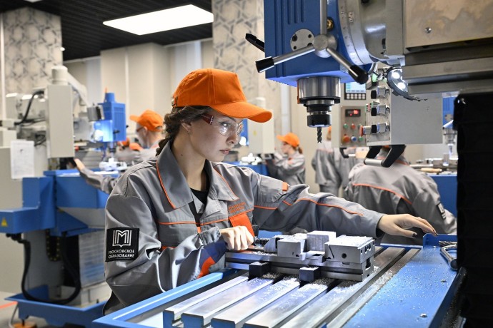 Торговля, промышленность и ИТ: в каких сферах в Москве требуется больше всего специалистов