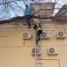 Столичные спасатели сняли с дерева курьера. Он пытался выйти из подъезда необычным образом