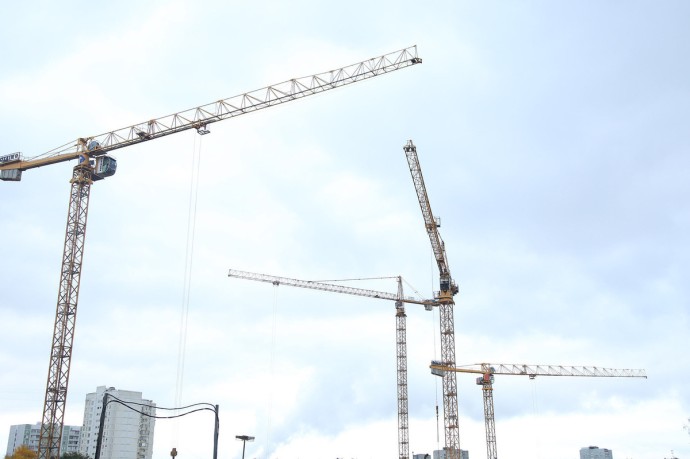 Подросток забрался на башенный кран ради роликов в TikTok