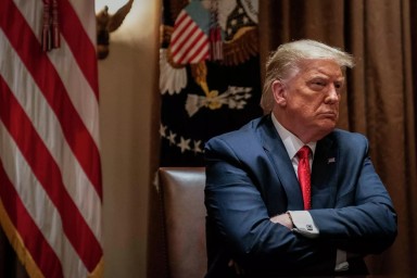 Рост цен и скандалы: что стоит за снижением популярности президента США