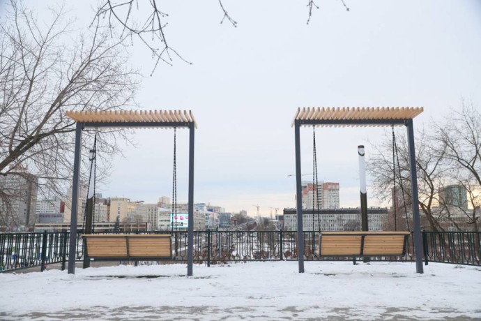 На Слудской горке в Перми обустроили смотровую площадку и качели На Слудской горке в Перми обустроили смотровую площадку и качели