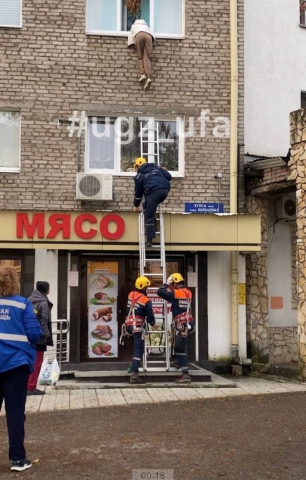 В Уфе девушка едва не выпала с третьего этажа