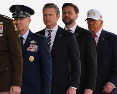 Трамп пришел на передачу тел первых убитых в иранской войне в гольф-кепке USA
