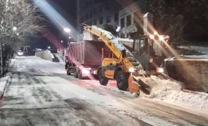 На улицы Улан-Удэ высыпали 1690 тонн песка