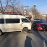 Столкновение противоположностей: во Владивостоке микроавтобус и Mazda не поделили асфальт