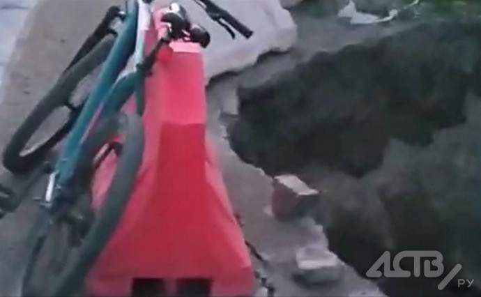 На улице Лесной произошло ЧП - участок дороги рухнул в ручей