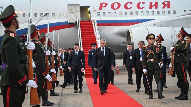 Шойгу возложил венок к Мемориалу павшим героям во Вьентьяне