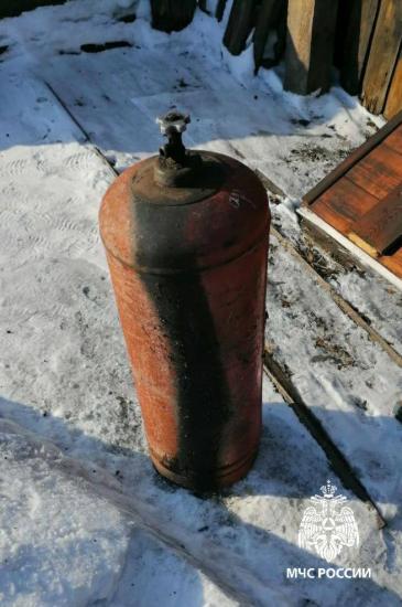 Две женщины пострадали на пожаре в поселке Залари