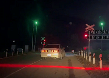 Водитель пересек ж/д переезд на запрещающий сигнал светофора в Благовещенске