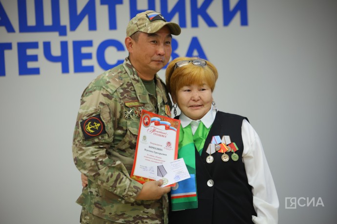 Якутянам вручили нагрудные знаки союза добровольцев Донбасса