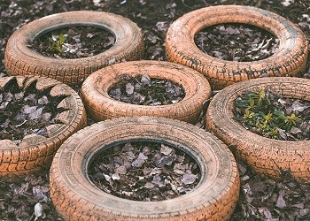 Прокуратуру не устроили шины на детских площадках в Шимановске