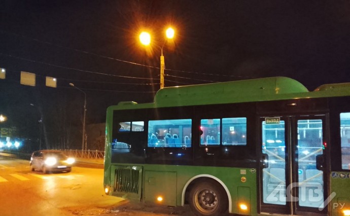Неизвестный врезался в автобус и скрылся с места происшествия в Южно-Сахалинске Неизвестный врезался в автобус и скрылся с места происшествия в Южно-Сахалинске