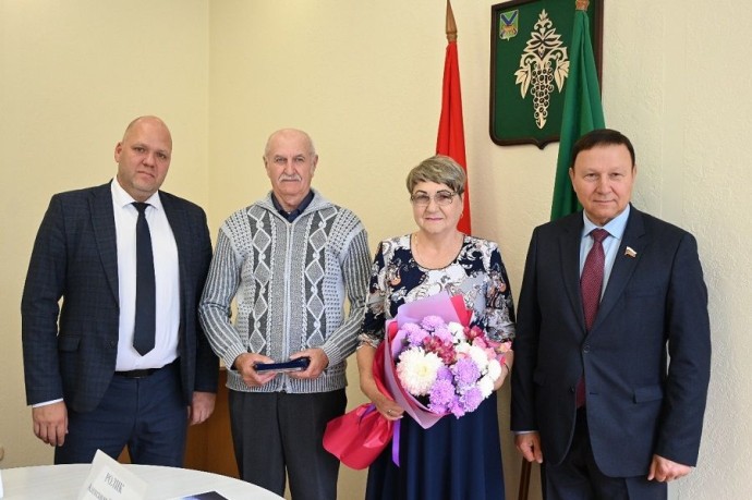 Приморский сенатор вручил «Семейную доблесть» двум парам из Чугуевки Приморский сенатор вручил «Семейную доблесть» двум парам из Чугуевки