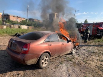 В Улан-Удэ после ДТП горела иномарка