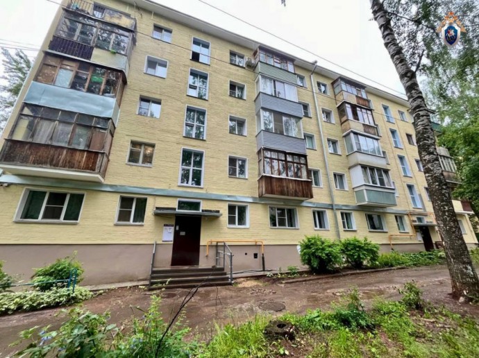 В Кирове из окна четвертого этажа выпал ребенок