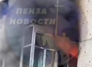 На улице Карпинского в Пензе полыхает квартира в пятиэтажке