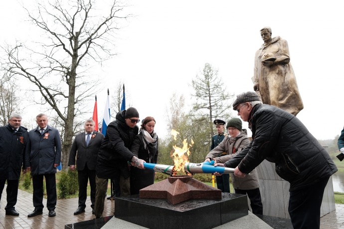 На воинском мемориале в Любытине зажгли Вечный огонь славы