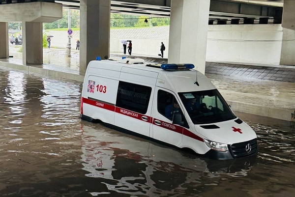Машина скорой помощи утонула в центре Москвы