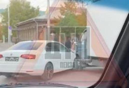 На улице Володарского в Пензе легковушка врезалась в фургон На улице Володарского в Пензе легковушка врезалась в фургон