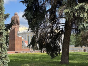 Печенкин велел ускорить благоустройство территории у памятника Ленину