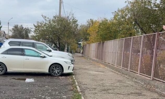 Астраханцы просят перенести леерное ограждение возле детсада