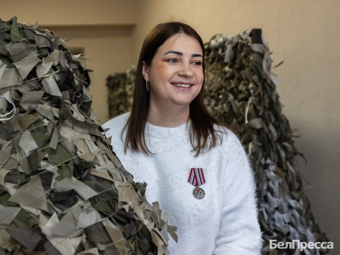 «Чтоб сеточка спасла кому‑то жизнь». Дома у жительницы Вейделевки собирают помощь бойцам