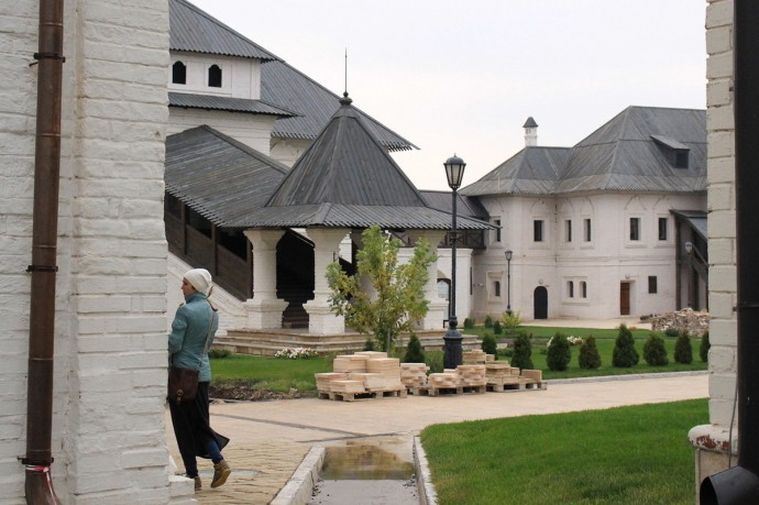 Священник назвал причины, почему девушки приходят в храм в юбке и платке