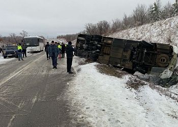 Соцсети: под Свободным перевернулся автобус