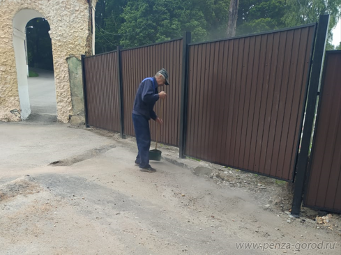В Пензе ремонтируют ограждения на городских кладбищах В Пензе ремонтируют ограждения на городских кладбищах