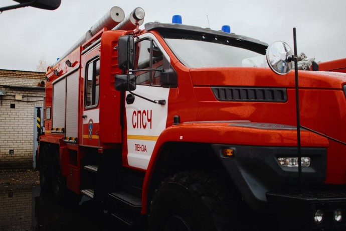 В селе под Пензой вместе с сухой травой сгорела надворная постройка