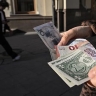 Курс доллара превысил отметку в 83 рубля