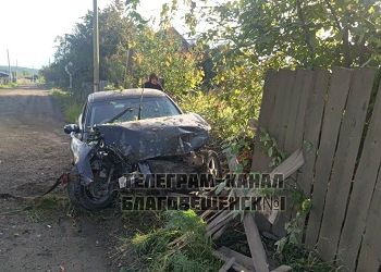 Соцсети: в амурском селе компания на авто разнесла забор