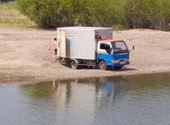 В районе Бурятии нелегальный копатель песка попал впросак