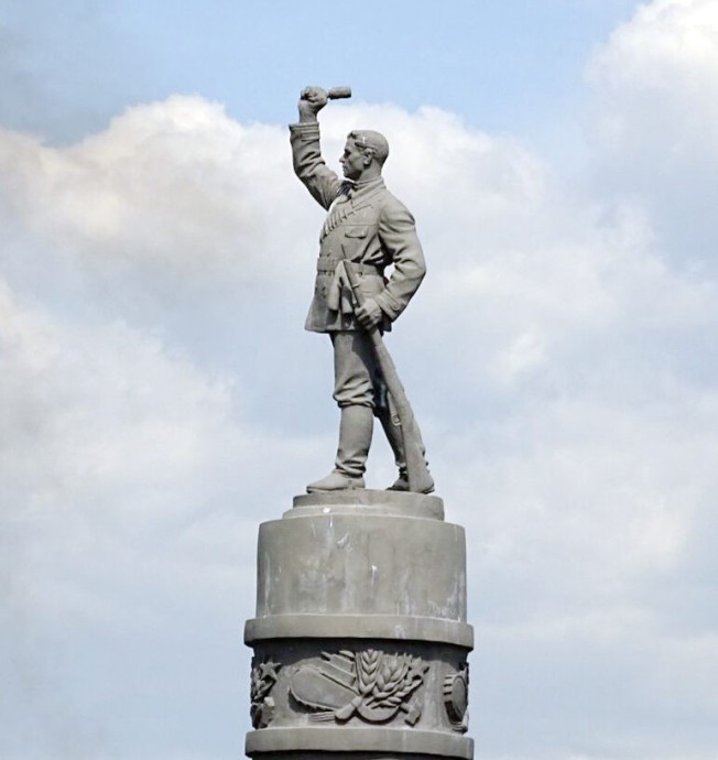 Прокуратура требует спасти памятник рабочим-красногвардейцам в Колпино