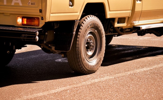 Грузовик вспыхнул на сахалинской трассе — пламя едва не дошло до бензобака Грузовик вспыхнул на сахалинской трассе — пламя едва не дошло до бензобака