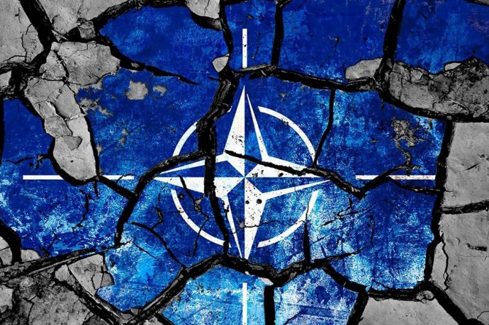 Экс-советник Бэннон: Соединенные Штаты не станут помогать НАТО в противостоянии с РФ