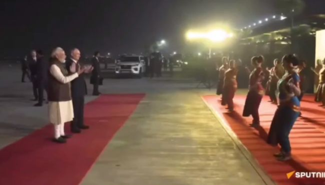Визит Владимира Путина в Индию начался с неожиданностей