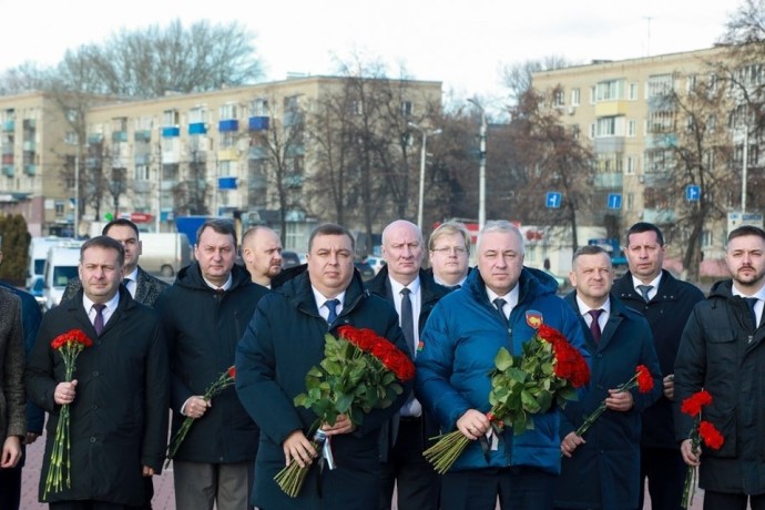 Делегация из Беларуси возложила цветы к Монументу воинской и трудовой славы в Пензе