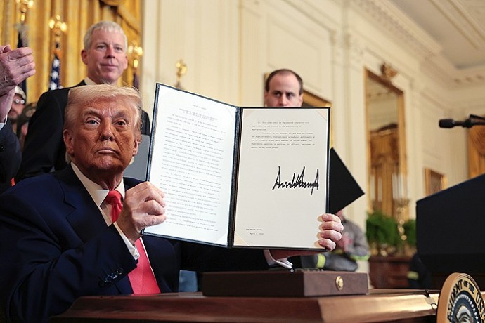 Трамп приостановил на 90 дней повышение пошлин для ряда стран, не назвав их
