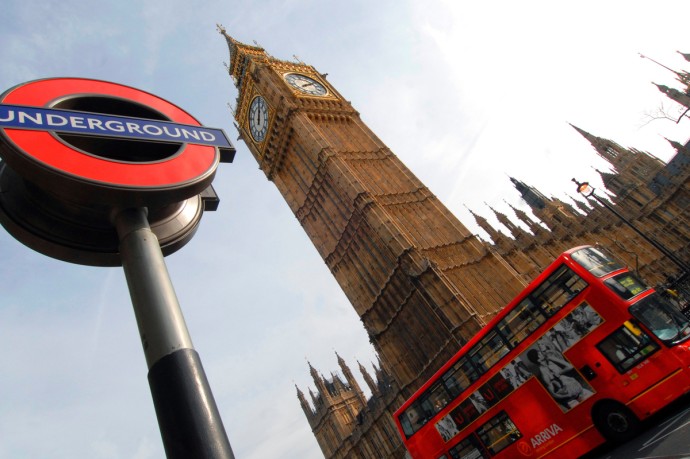 Британия отправила ВМС и ВВС к российскому судну Британия отправила ВМС и ВВС к российскому судну