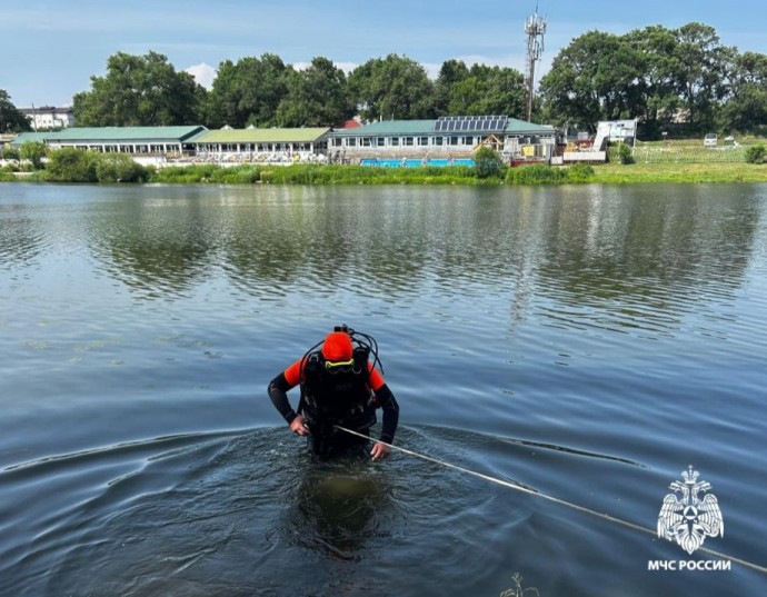 Водолазы МЧС обнаружили тело приморца, утонувшего во время купания в озере