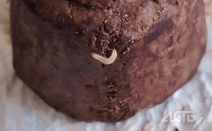 Неизвестное существо вылезло из конфеты, купленной в магазине на Сахалине Неизвестное существо вылезло из конфеты, купленной в магазине на Сахалине