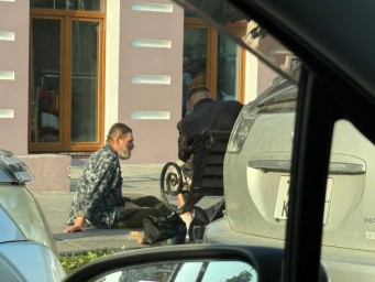 Бескультурный облик города: Центр Владивостока захватили бомжи