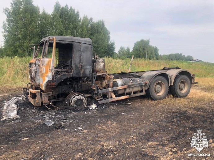 В Ярославском округе в поле сгорел тягач с зерном
