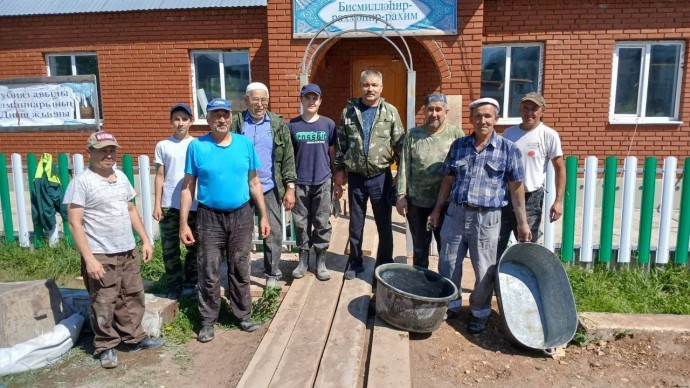 В Башкирии жители деревни подготовили мечеть к зиме