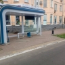 Уехал по-английски: в Астрахани водитель снес остановку и сбежал