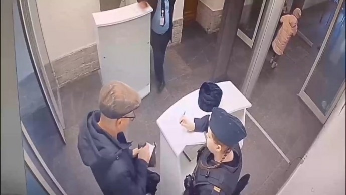 Сотрудники Росгвардии нашли потерявшегося на Дворцовой площади мальчика и вернули его отцу