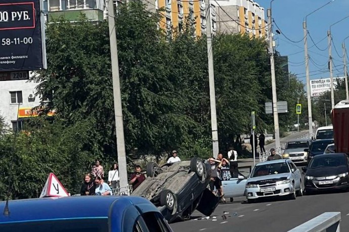 В Улан-Удэ камера запечатлела ДТП: машина перевернулась, движение парализовано