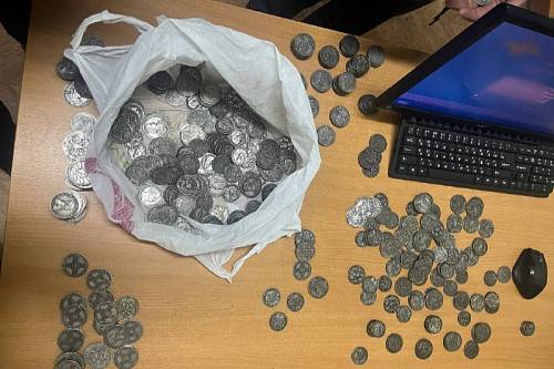 В Благовещенске задержан «турист», продававший людям поддельные старинные монеты В Благовещенске задержан «турист», продававший людям поддельные старинные монеты