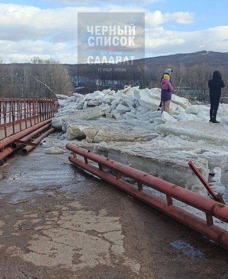 В Башкирии ледовый затор разрушил мост